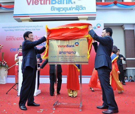Chủ tịch nước Việt Nam Trương Tấn Sang (trái) cắt băng khánh thành và kéo khăn phủ biển đồng tên chi nhánh Vỉetinbank tại ào